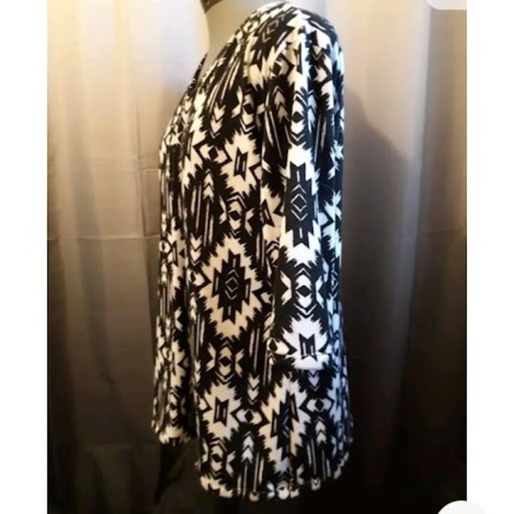 Aztec Southwestern V-neck T-shirt Top Blouse L Black White Short sleeve Western - Picture 2 of 10
